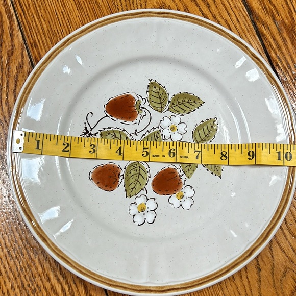 Americana Hearthside Stoneware 10” dinner plate.  Berries ‘N Cream pattern. - Picture 4 of 6